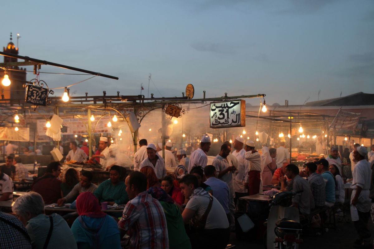 Chaque soir, le célèbre place se transforme en immense restaurant à ciel ouvert.