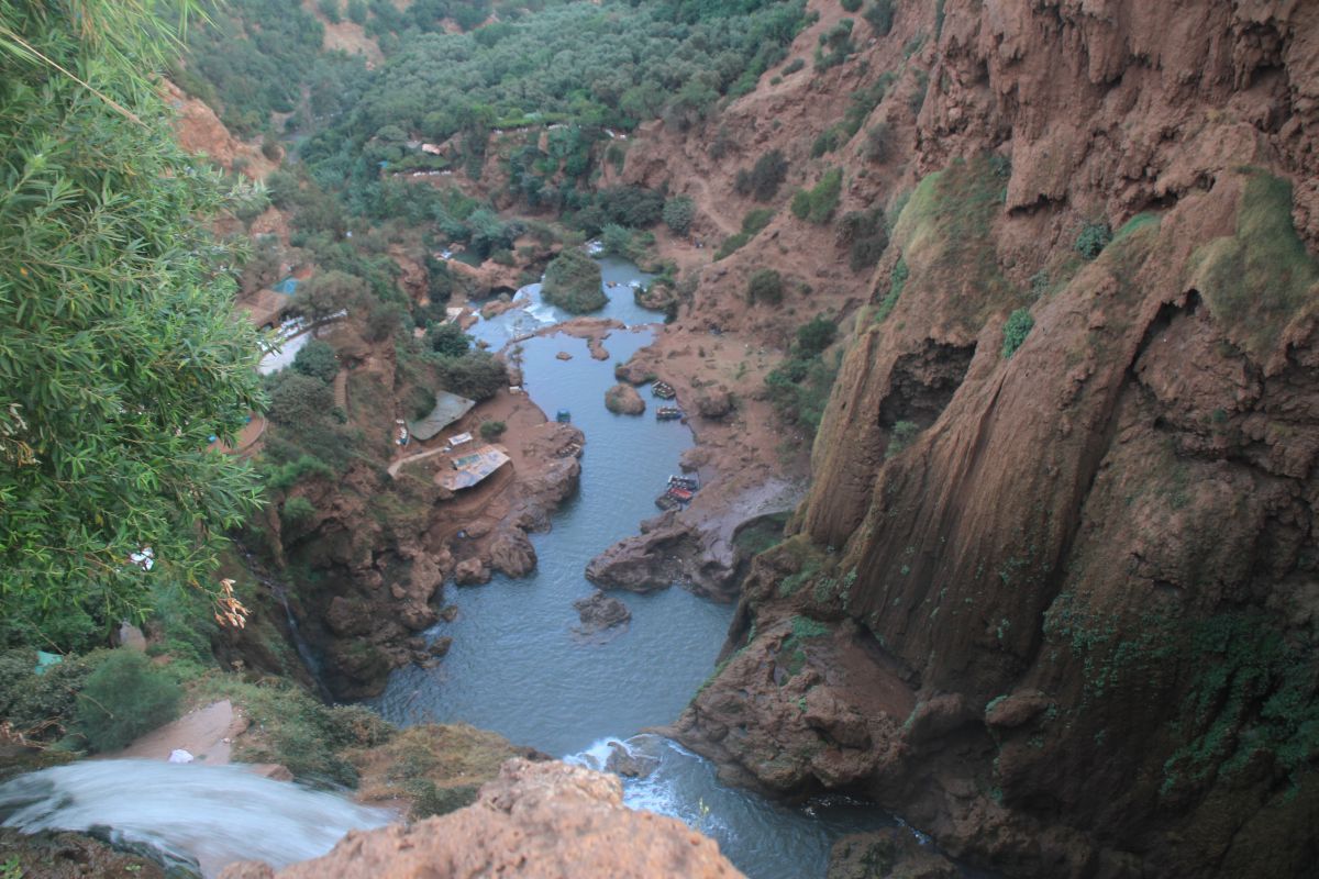 Vue plongeante du sommet de la chute vers la rivière Ouzoud.