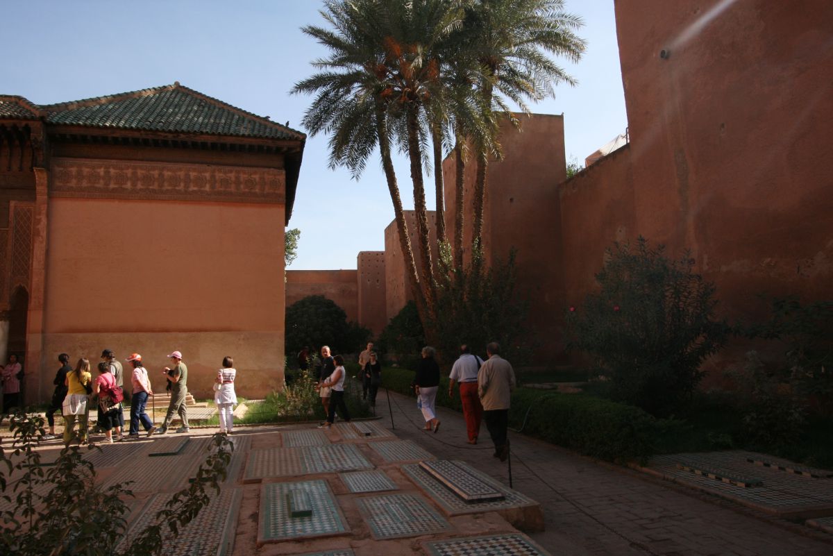 La nécropole Saadienne est composée de plusieurs Koubbas autour d’un joli cimetière fleuri agrémenté de palmiers centenaires