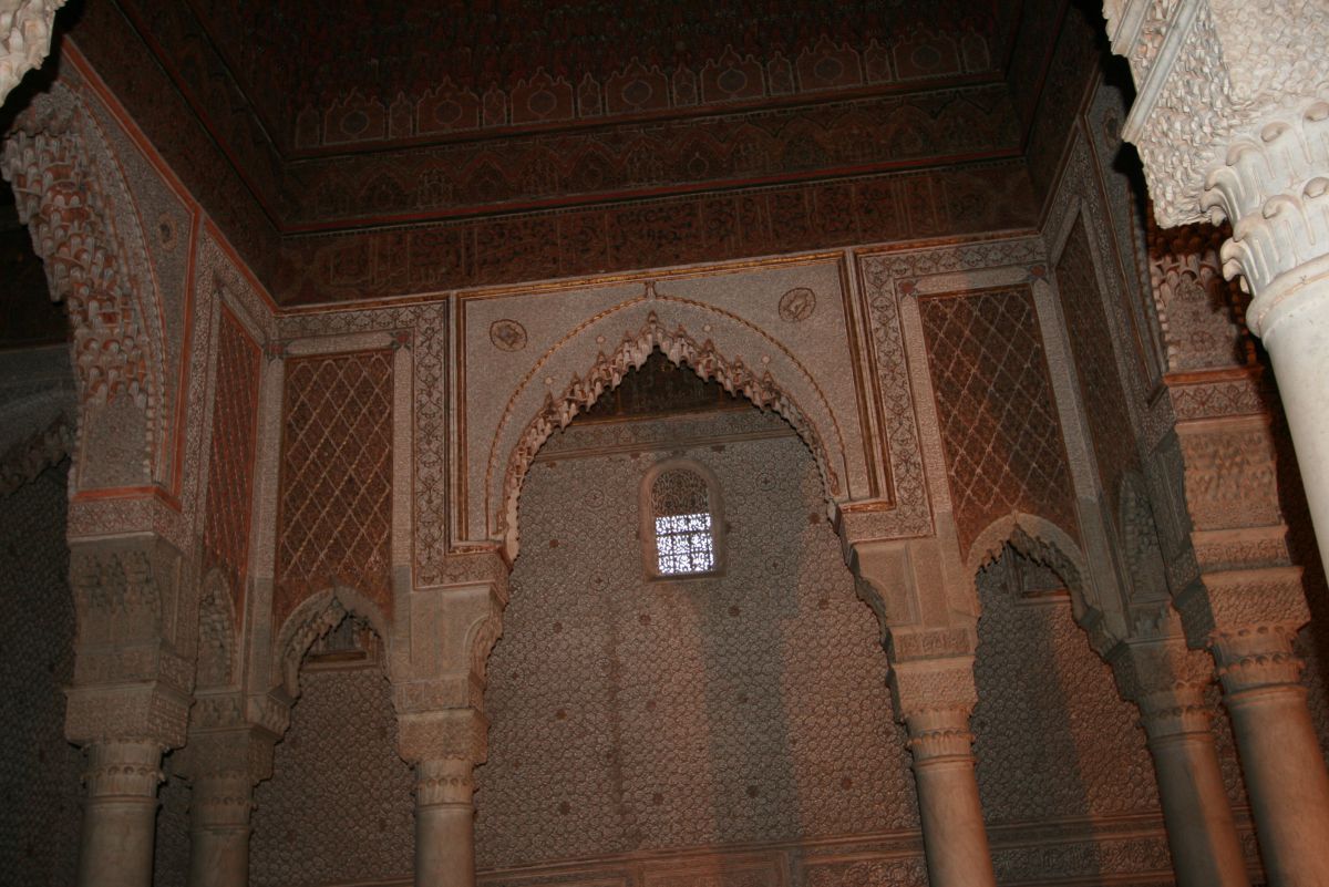 La salle des douze colonnes est couronnée d’une coupole de cèdre doré supportée par douze colonnes de marbre de Carrare