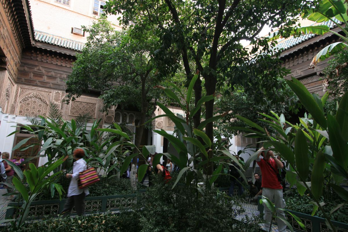 Les patios fleuris à l’image des jardins d’éden étaient réservés au harem du grand vizir Ba Ahmad Les patios fleuris à l’image des jardins d’éden étaient réservés au harem du grand vizir Ba Ahmad