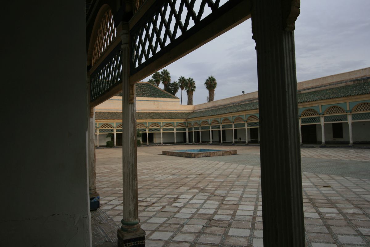 La cour d’honneur, 50m de long, 30m de large, est entièrement pavée de marbre de Meknes et de zelliges La cour d’honneur, 50m de long, 30m de large, est entièrement pavée de marbre de Meknes et de zelliges