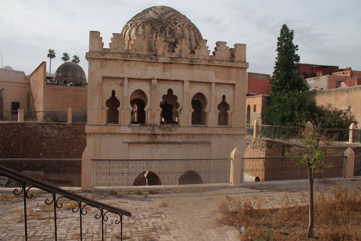 La koubba Almoravide, seul vestige de la Médina subsistant de la florissante dynastie fondatrice de la ville ocre. La koubba Almoravide, seul vestige de la Médina subsistant de la florissante dynastie fondatrice de la ville ocre.