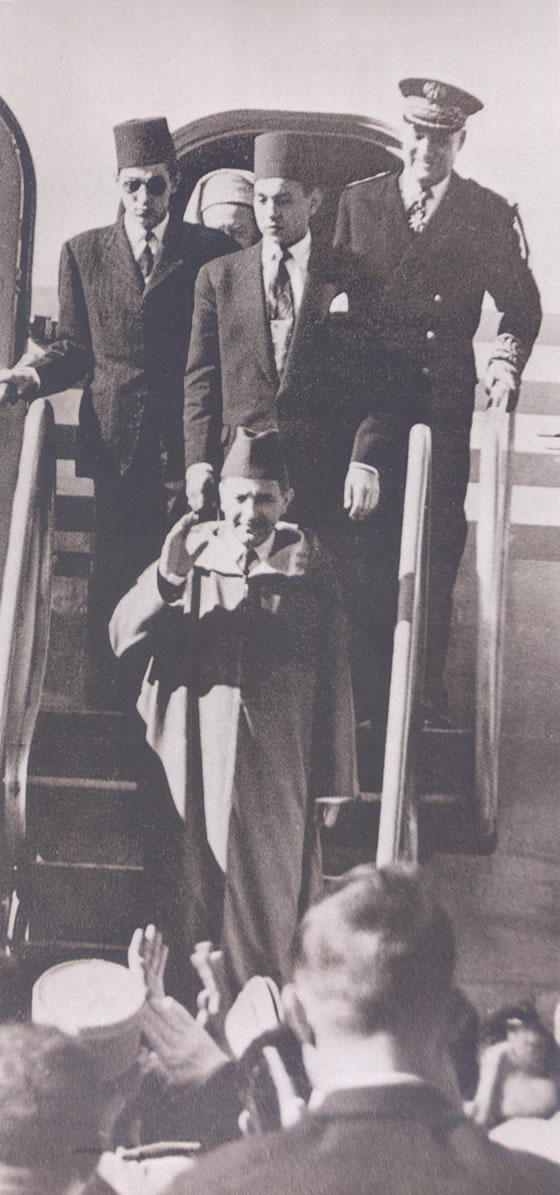 Le retour triomphal du Sultan Mohammed Ben Youssef accompagné par les princes Moulay El Hassan et Moulay Abdellah Le retour triomphal du Sultan Mohammed Ben Youssef accompagné par les princes Moulay El Hassan et Moulay Abdellah