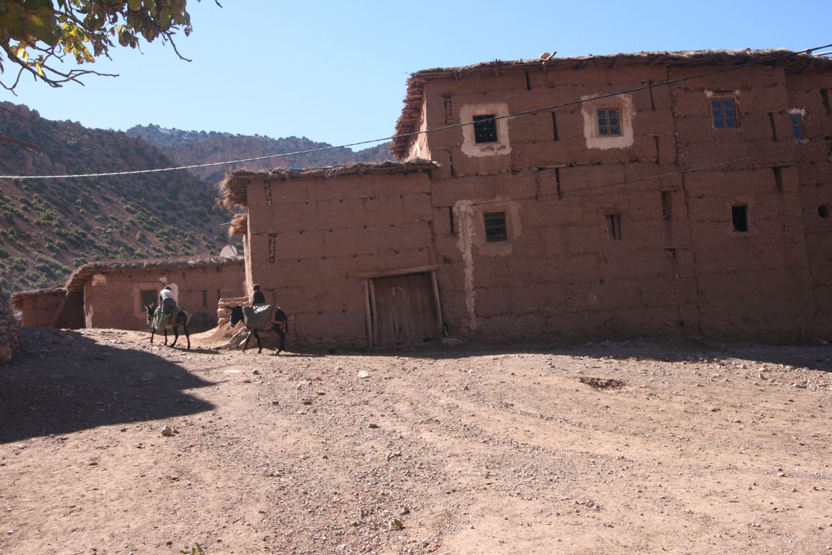 Des murs en pisé, des grilles ouvragées, les cimes de l’Atlas en toile de fond : toute la douceur de la vallée heureuse<br>... Des murs en pisé, des grilles ouvragées, les cimes de l’Atlas en toile de fond : toute la douceur de la vallée heureuse<br>...