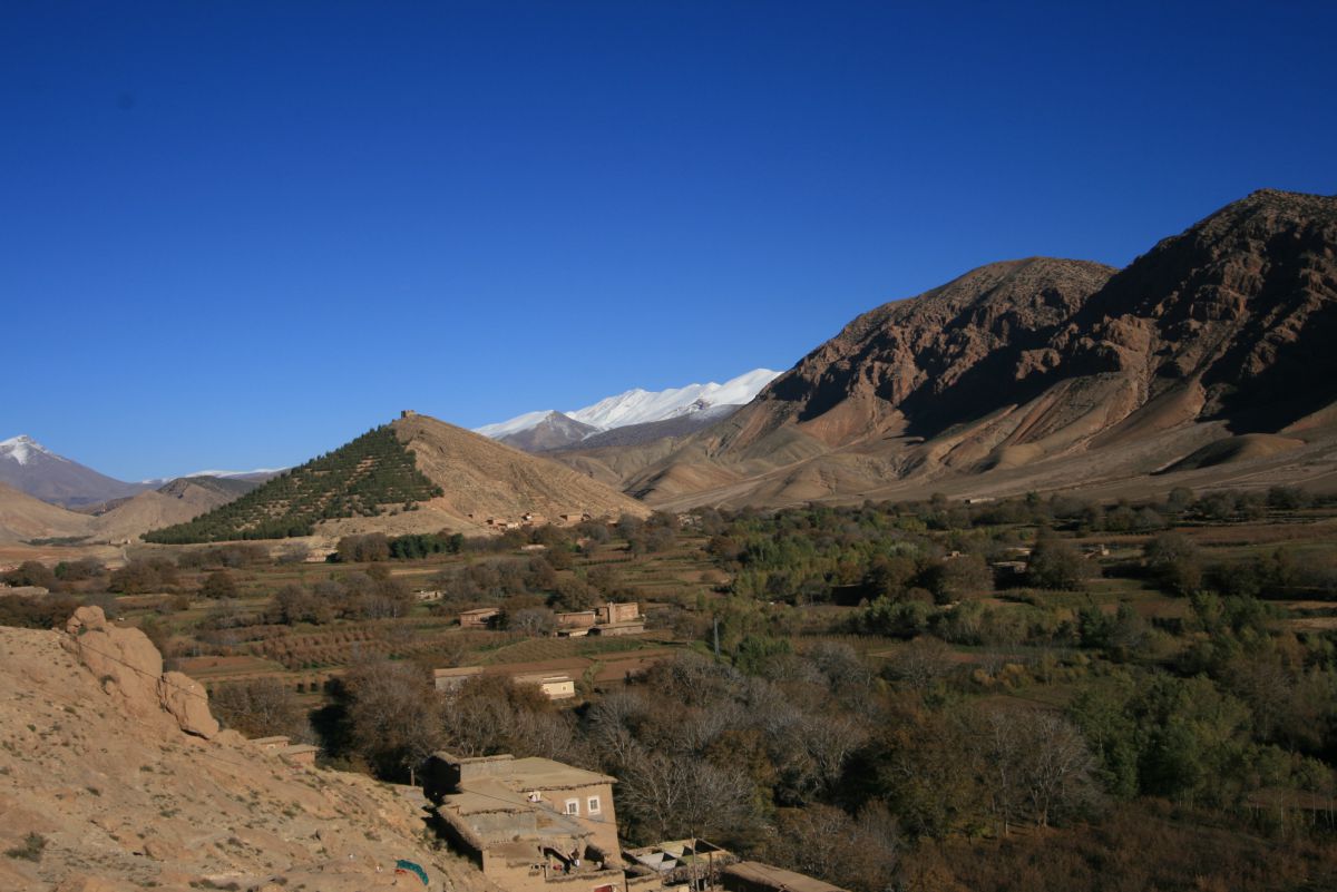 Sublimes paysages de la vallée heureuse. Le promontoire pyramidal est couronné par l’Ighrem n Sidi Moussa Sublimes paysages de la vallée heureuse. Le promontoire pyramidal est couronné par l’Ighrem n Sidi Moussa