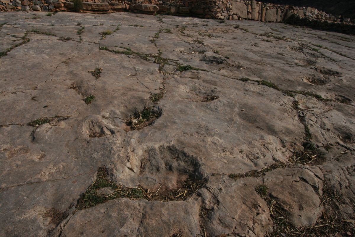 Le fameux site de traces de dinosaures à Ibakliwin représente  l’un des atouts de la vallée