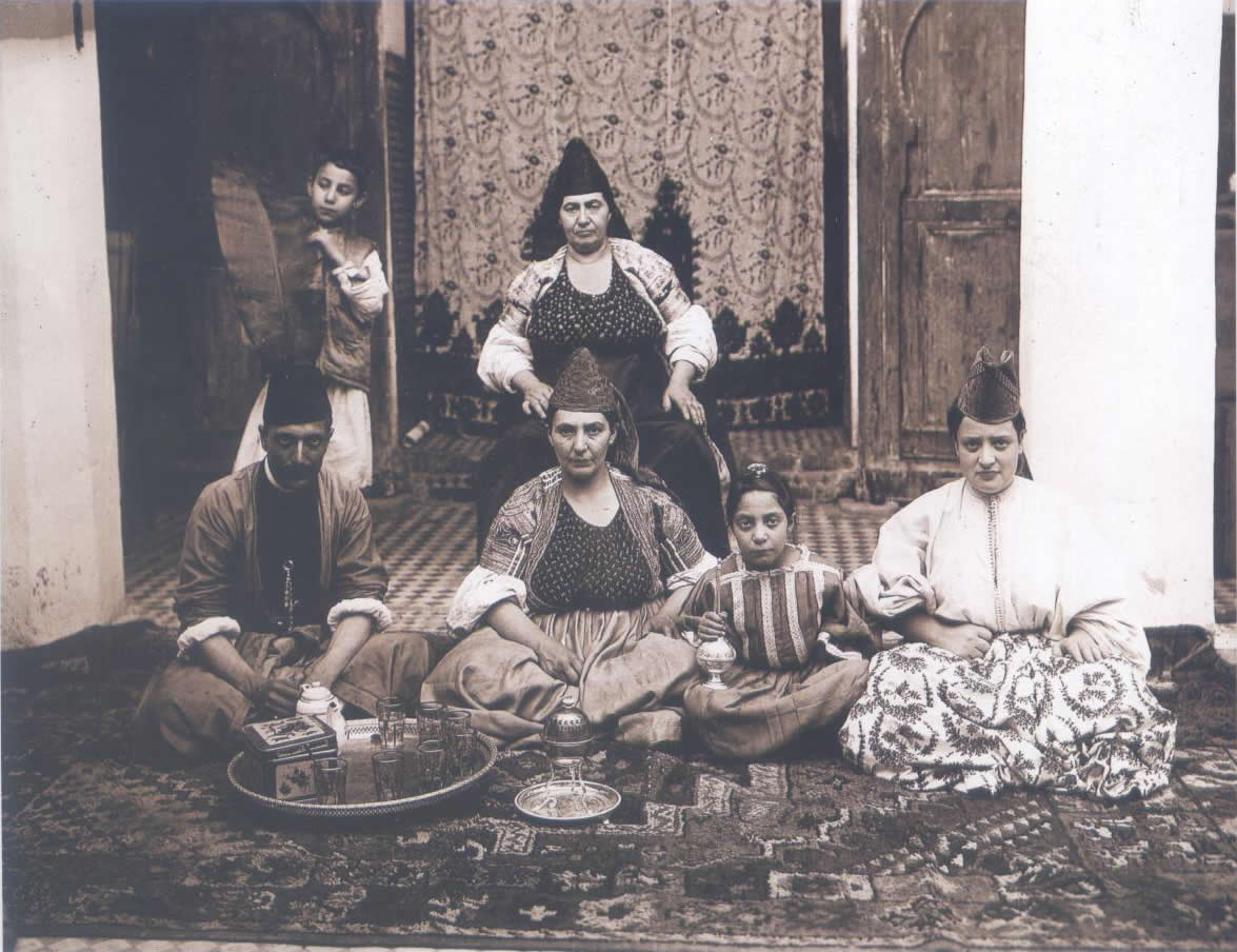 Famille juive de Marrakech. Photo prise par Gabriel Veyre en 1901 Famille juive de Marrakech. Photo prise par Gabriel Veyre en 1901