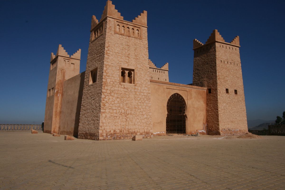Le majestueux Borj Ras el Aïn trône au sommet de la montagne<br>... Le majestueux Borj Ras el Aïn trône au sommet de la montagne<br>...