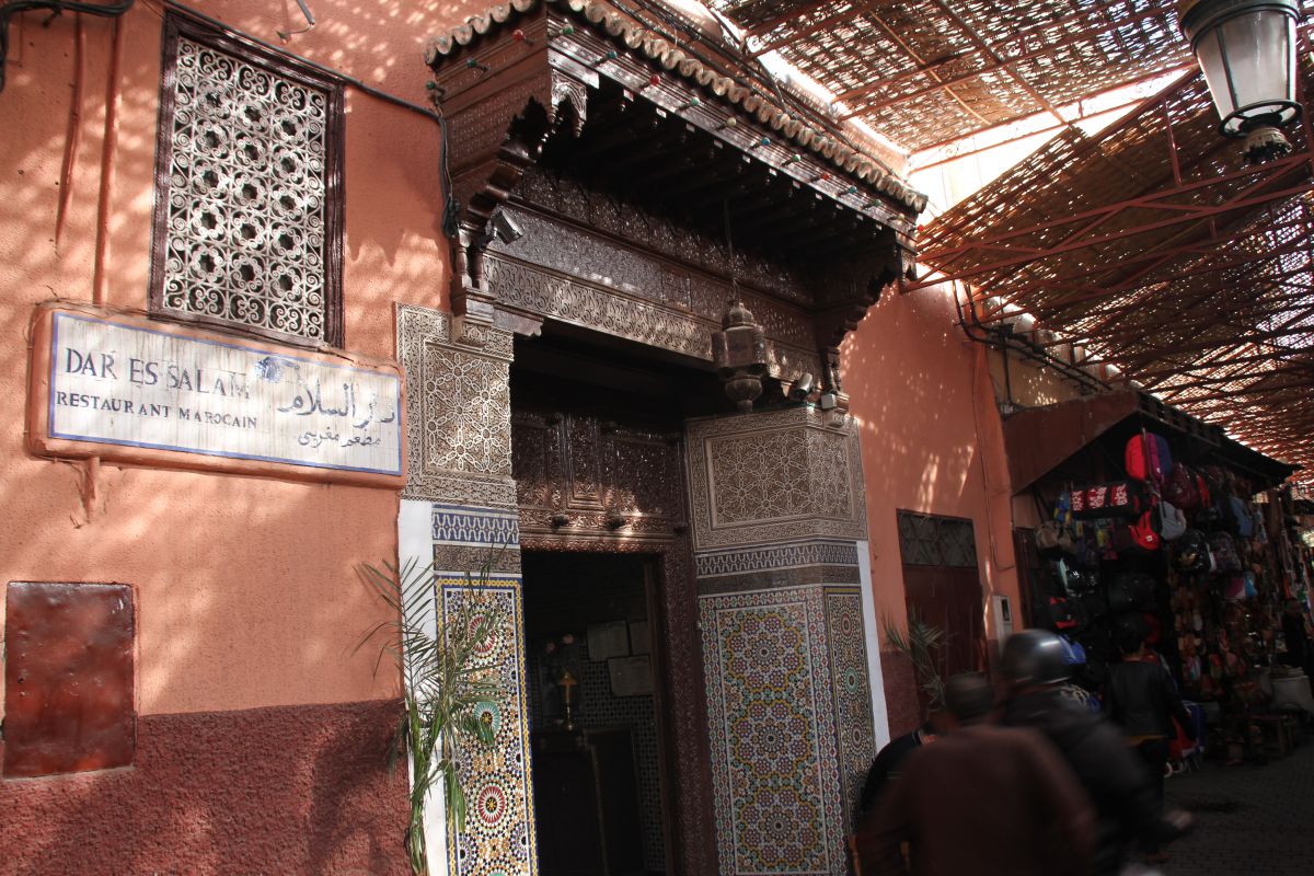 Les portes d’hôtellerie de luxe merveilleusement décorées ajoutent une note de charme aux ruelles.