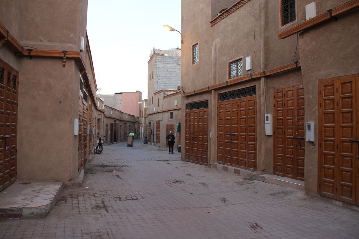 Ruelle commerçante de la médina avant l’ouverture des échoppes