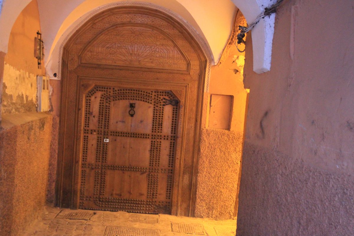 Les portes clouées ou en bois peint des riches demeures justifient à elles seules la visite