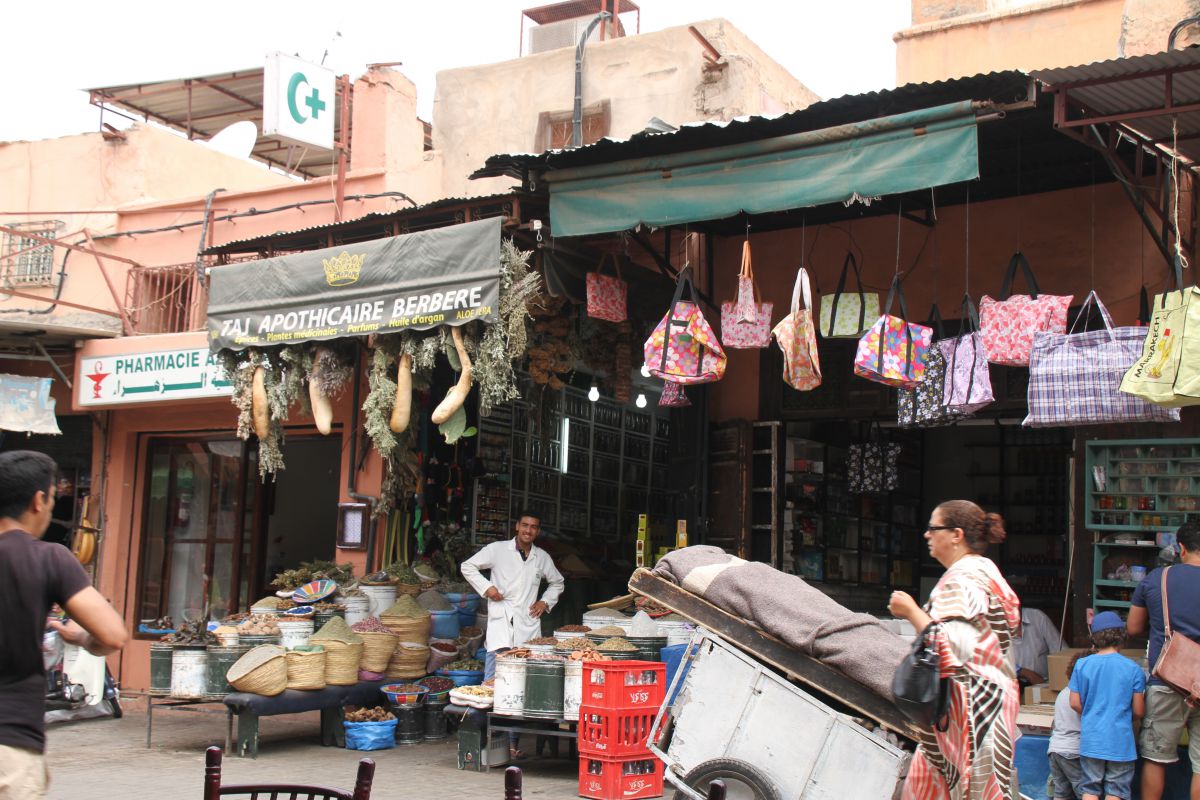 Les apothicaires et leurs étranges étalages ajoutent au charme de Rehba Kedima