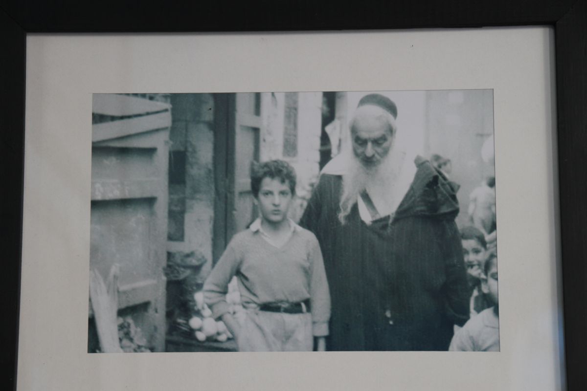 «Une génération part et c’est la naissance d’une nouvelle au mellah de Marrakech en 1940» Commentaire du musée. Slat Lazama «Une génération part et c’est la naissance d’une nouvelle au mellah de Marrakech en 1940» Commentaire du musée. Slat Lazama