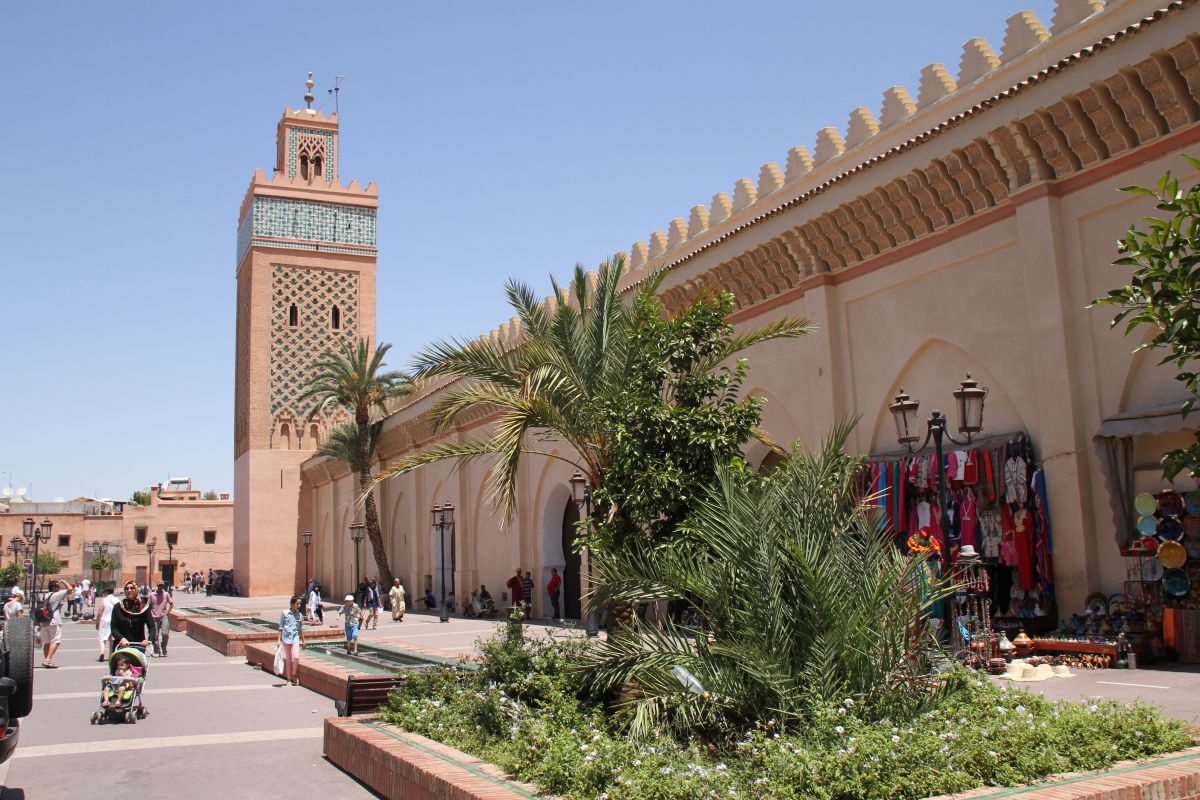 Le minaret de la mosquée est remarquablement orné d’entrelacs surmonté d’un bandeau de faïence. Le minaret de la mosquée est remarquablement orné d’entrelacs surmonté d’un bandeau de faïence.