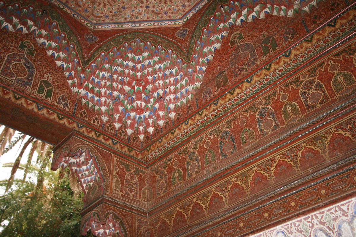 Le plafond en cèdre peint est un véritable éblouissement pour l’œil Le plafond en cèdre peint est un véritable éblouissement pour l’œil