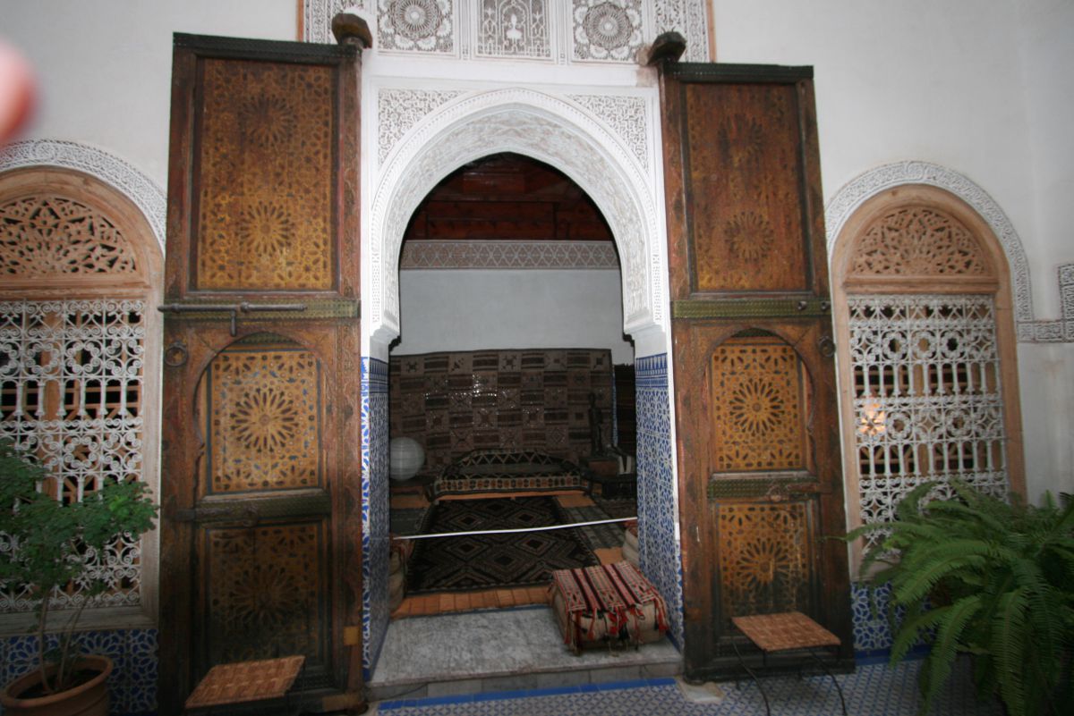 La maison Tiskiwin est un ravissant riad, restauré par le professeur Bert-Flint, où sont réunies de superbes collections d’arts populaires.