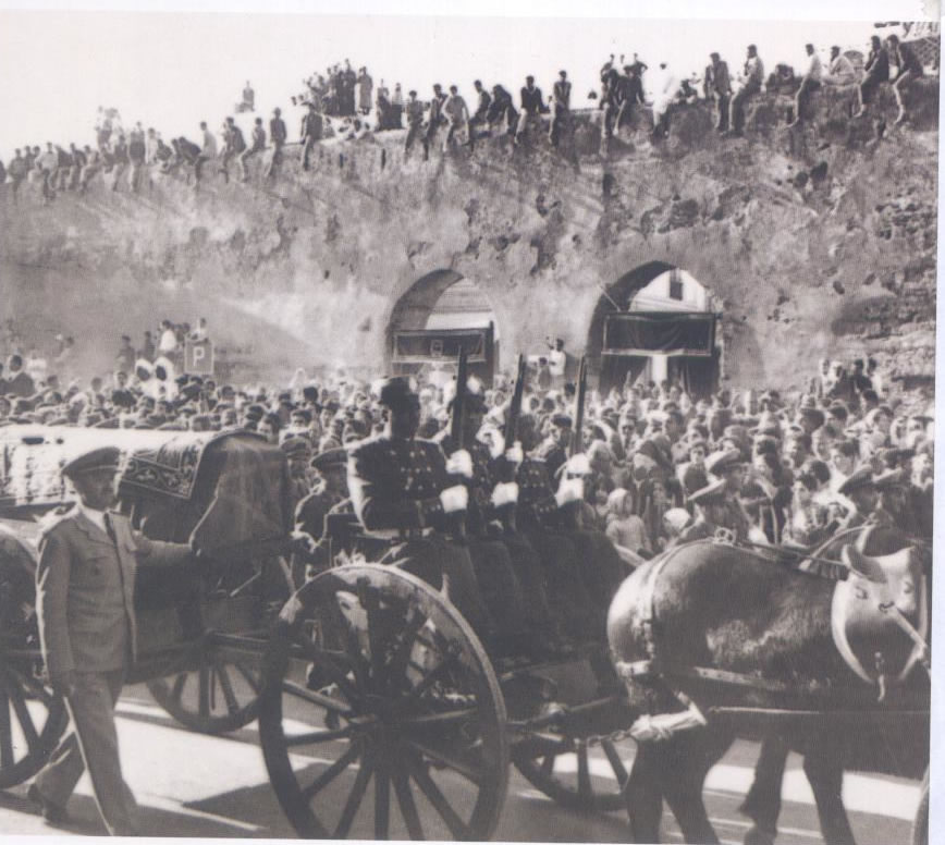 Scènes émouvantes du dernier hommage du peuple marocain à son roi tant aimé. Rabat 1961 Scènes émouvantes du dernier hommage du peuple marocain à son roi tant aimé. Rabat 1961