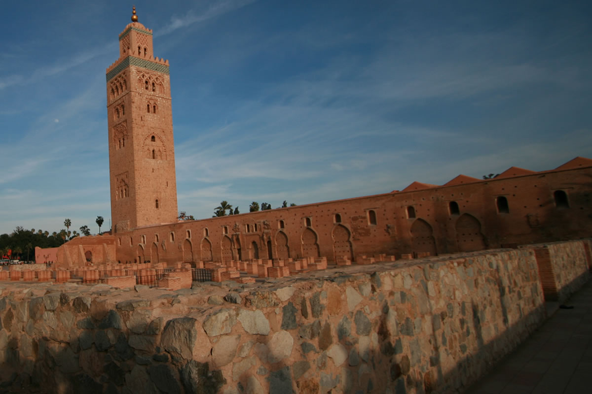 La koutoubia, splendide sentinelle en pierres roses, vestige emblématique témoignant de la grandeur Almohade, surplombe la ville de Marrakech.