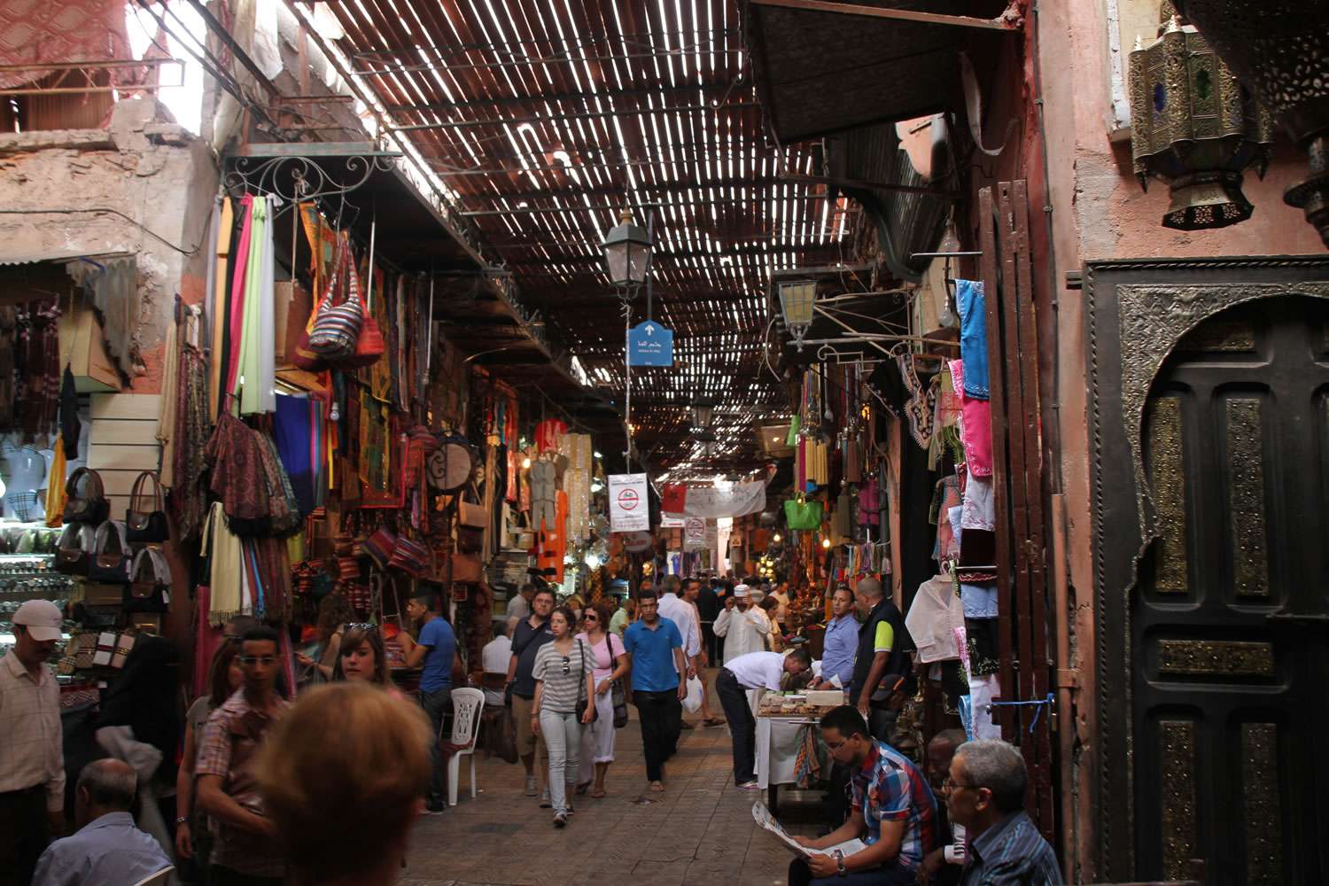 Les fascinants souks, protégés des ardeurs du soleil par des lattis de bois, déroulent leurs trésors sur des kilomètres